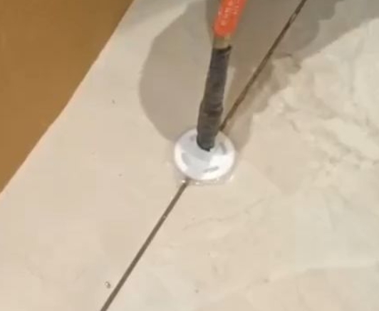 揭东瓷砖空鼓维修公司专业解答瓷砖在铺贴过程中，如果没有涂抹均匀到位的粘结材料（如水泥砂浆或瓷砖胶），可能会导致以下问题