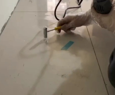 揭东瓷砖开裂维修公司专业分享瓷砖在铺贴前如果没有沥干水分，将会导致以下问题